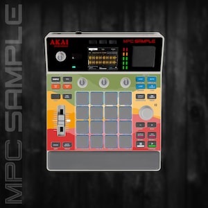Può includere: Un dispositivo professionale di produzione musicale AKAI MPC SAMPLE. Il dispositivo presenta uno schermo, pulsanti, pad e cursori. La combinazione di colori include rosso, arancione, giallo, verde e blu. Il testo "MPC SAMPLE" è visibile in alto.
