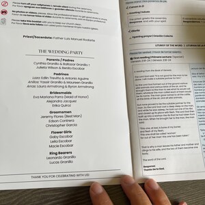 Op de afbeelding: Open boekje met huwelijksdetails, inclusief de namen van de bruiloftsgasten, lezingen en ceremonie-instructies. De tekst is in het Engels en Spaans, met een "Bedankt"-bericht onderaan.