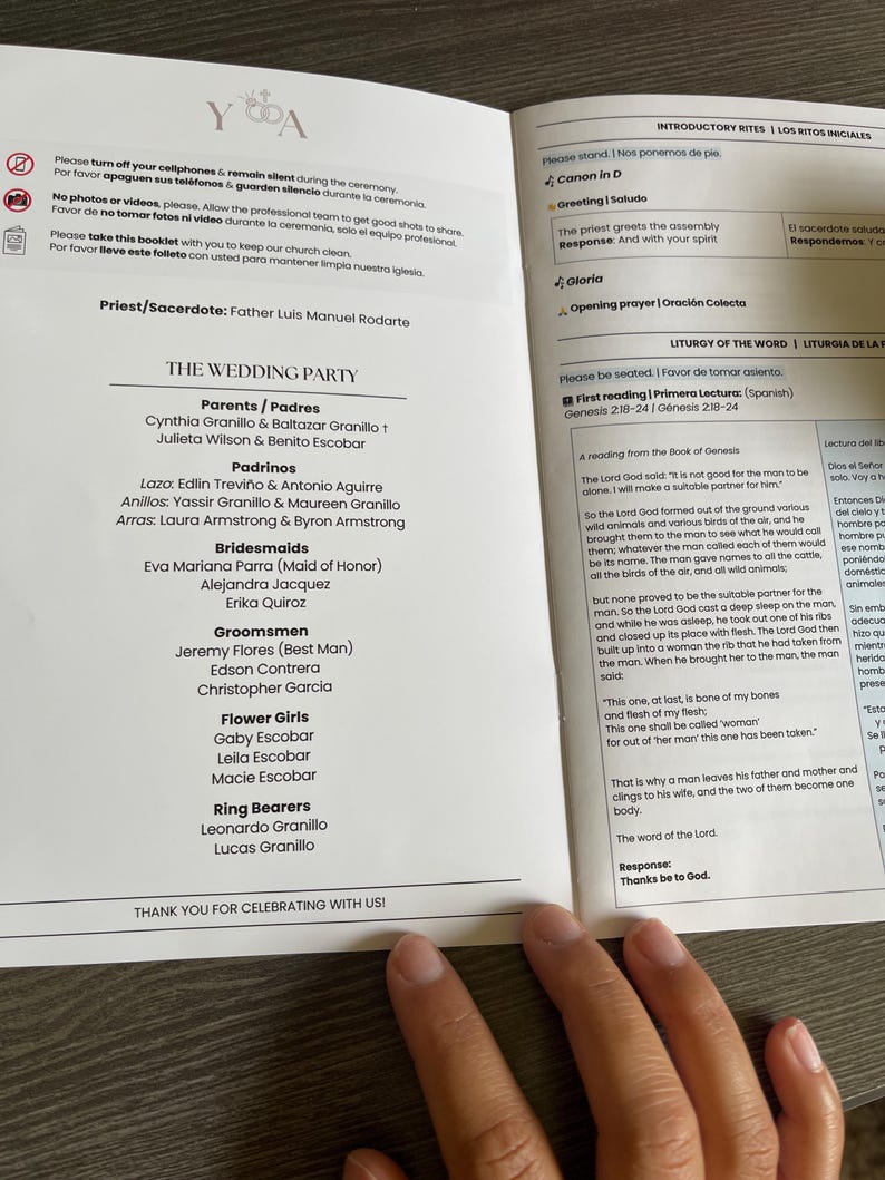 Op de afbeelding: Open boekje met huwelijksdetails, inclusief de namen van de bruiloftsgasten, lezingen en ceremonie-instructies. De tekst is in het Engels en Spaans, met een "Bedankt"-bericht onderaan.
