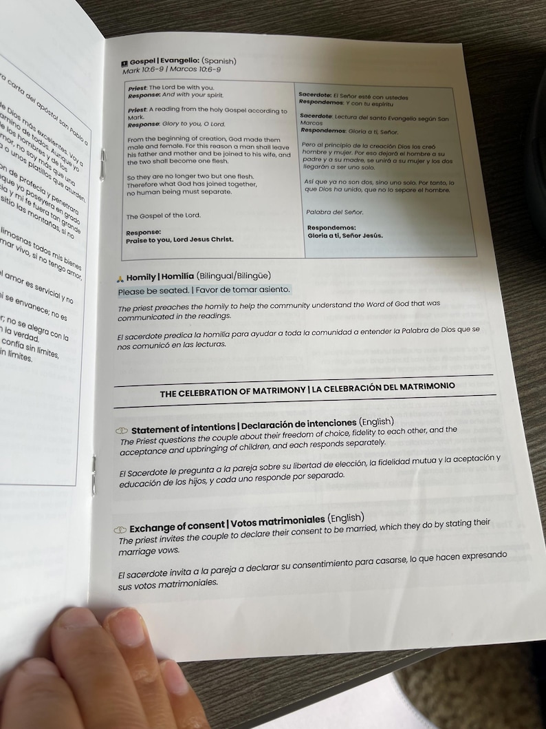 Op de afbeelding: Open boek met tekst in het Engels en Spaans. Secties omvatten evangelielezingen, homilie-instructies en intentieverklaringen voor een huwelijksceremonie. De pagina's zijn wit met zwarte tekst.