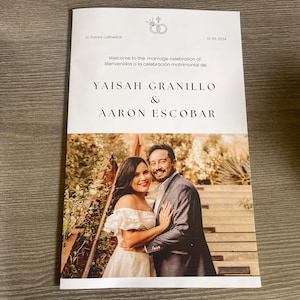 Op de afbeelding: Een trouwprogramma met de namen YAISAH GRANILLO & AARON ESCOBAR. Het programma bevat een foto van het paar en de tekst "Welcome to the marriage celebration of: Bienvenidos a la celebraci&oacute;n matrimonial de:"