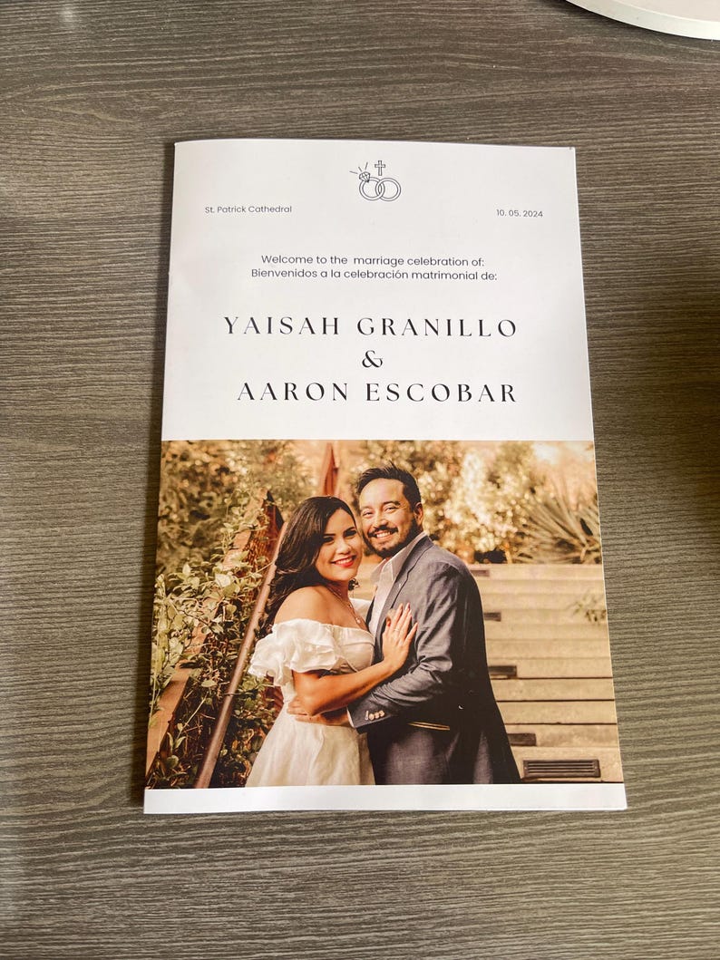 Op de afbeelding: Een trouwprogramma met de namen YAISAH GRANILLO & AARON ESCOBAR. Het programma bevat een foto van het paar en de tekst "Welcome to the marriage celebration of: Bienvenidos a la celebraci&oacute;n matrimonial de:"