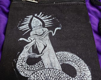 Bolso cruzado hecho a mano en linograbado con diseño de serpiente y espada estilo tatuaje.