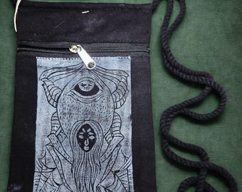Bolso cruzado hecho a mano en linograbado con diseño de araña tatuada