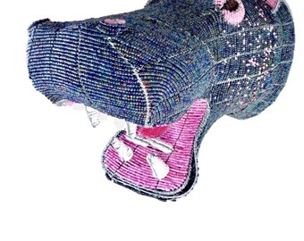 ビーズで飾られたカラフルなカバ。アフリカのアートビーズとワイヤーで