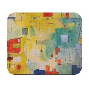 Puede incluir: Un mantel individual rectangular con una pintura abstracta sobre un fondo amarillo y verde. El diseño incluye varias formas geométricas en rojo, azul y blanco, conectadas por finas líneas negras que recuerdan a un diagrama de circuito.