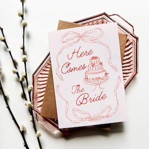 Voici la mariée, carte pour célébrer un mariage, des fiançailles ou un enterrement de vie de jeune fille | Mariée rougissante | carte nuptiale esthétique | Blanc A7 (5 x 7)