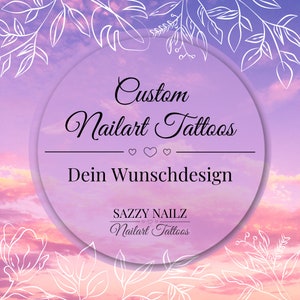 Pode incluir: Imagem promocional para tatuagens de nail art personalizadas. O design apresenta um fundo gradiente roxo e rosa com detalhes florais brancos. O texto inclui "Custom Nailart Tattoos" e "Dein Wunschdesign". A marca "Sazzy Nailz" tamb&eacute;m &eacute; exibida.