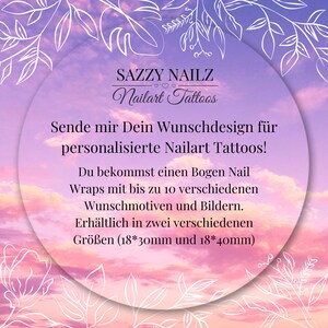 Pode incluir: Imagem promocional para Sazzy Nailz Nailart Tattoos, com um fundo gradiente suave em roxo e rosa e detalhes florais brancos. O texto em alem&atilde;o promove wraps de nail art personalizados, dispon&iacute;veis em dois tamanhos: 18x30mm e 18x40mm.