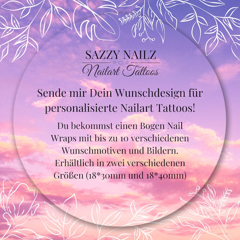 Pode incluir: Imagem promocional para Sazzy Nailz Nailart Tattoos, com um fundo gradiente suave em roxo e rosa e detalhes florais brancos. O texto em alem&atilde;o promove wraps de nail art personalizados, dispon&iacute;veis em dois tamanhos: 18x30mm e 18x40mm.