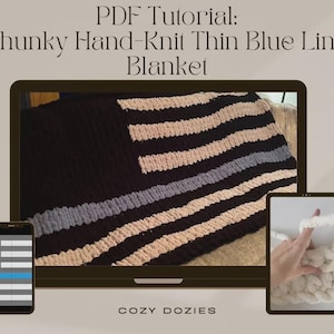 Op de afbeelding: Een dikke handgebreide deken met een dunne blauwe lijn, weergegeven op een laptop, telefoon en tablet. De deken heeft zwarte, beige en grijze strepen. De tekst "PDF Tutorial: Chunky Hand-Knit Thin Blue Line Blanket" wordt weergegeven.