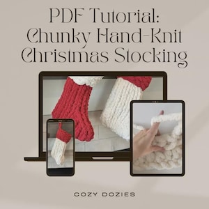 Könnte beinhalten: Ein Bild eines PDF-Tutorials für einen klobigen, handgestrickten Weihnachtsstrumpf. Das Bild zeigt einen Laptop, ein Tablet und ein Telefon, die den Strumpf in Rot und Weiß anzeigen. Der Text lautet "PDF Tutorial: Chunky Hand-Knit Christmas Stocking".