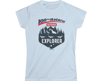 Könnte beinhalten: Hellblaues T-Shirt mit einer Grafik einer Bergkette und dem Text "100% natürlich Outdoor Explorer" im Vintage-Stil.