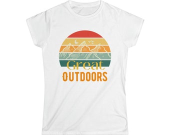 Könnte beinhalten: Weißes T-Shirt mit einer Retro-Grafik von Bergen und einem Sonnenuntergang. Der Text "Great Outdoors" ist unter der Grafik gedruckt.