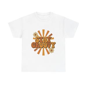 Camiseta retrô Stay Groovy dos anos 70, vintage, com letras em formato de bolha, sunburst, margarida, unissex, de algodão pesado