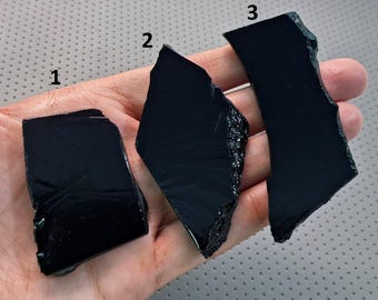 Schwarzer Onyx rauer Edelstein, ungeschliffenes schwarzes Onyx-Muster, schwarze Onyxplatte, schwarze Onyxscheibe für die Schmuckherstellung, Anhänger
