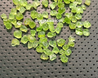 50 cristales de peridoto en bruto: piedra de nacimiento de agosto (5-7 mm)