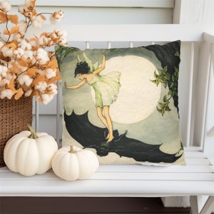 Fée chevauchant une chauve-souris, housse de coussin, oeuvre d'art antique Ida Rentoul Outhwait, décoration gothique, décoration de fée vintage romantique sombre