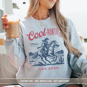 Western Cowgirl Crewneck Women Sweatshirt Cool Aunt Gift Auntie Club Design Vintage Style Pullover Custom Year Feature Matching Family Outfit Perfect Pregnancy Announcement Reveal Birthday Present Comfortable Casual Wear Retro Graphic