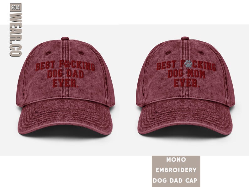 Peut inclure: Deux casquettes de baseball en toile rouge vieillie avec du texte brod&eacute;. La casquette de gauche dit "Best F*cking Dog Dad Ever." La casquette de droite dit "Best F*cking Dog Mom Ever."