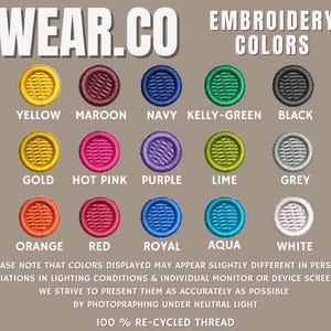 Peut inclure: Un tableau montrant les couleurs de fil &agrave; broder. Les couleurs sont : jaune, marron, marine, vert kelly, noir, or, rose vif, violet, vert lime, gris, orange, rouge, bleu royal, aqua et blanc. Le texte "WEAR.CO EMBROIDERY COLORS" est en haut du tableau. Le texte "100% RE-CYCLED THREAD" est en bas du tableau.
