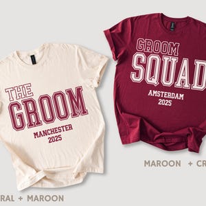 Peut inclure: Deux t-shirts, un cr&egrave;me et un bordeaux, avec le texte "The Groom" et "Groom Squad" dans une police de caract&egrave;res de style universitaire. Le t-shirt cr&egrave;me a "Manchester 2025" imprim&eacute; sous le texte, et le t-shirt bordeaux a "Amsterdam 2025" imprim&eacute; sous le texte.