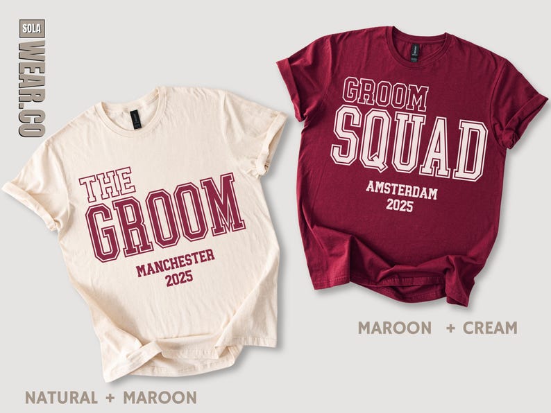 Peut inclure: Deux t-shirts, un cr&egrave;me et un bordeaux, avec le texte "The Groom" et "Groom Squad" dans une police de caract&egrave;res de style universitaire. Le t-shirt cr&egrave;me a "Manchester 2025" imprim&eacute; sous le texte, et le t-shirt bordeaux a "Amsterdam 2025" imprim&eacute; sous le texte.