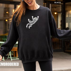 Cozy Cat Sweatshirt Women Embroidered Grey Tabby Design Climbing Kitten Pullover Top Soft Cotton Blend Casual Everyday Wear Comfortable Fit Animal Lover Apparel Perfect Cat Mom Gift Pet Parent Present Birthday Occasion Cat Lady Fashion