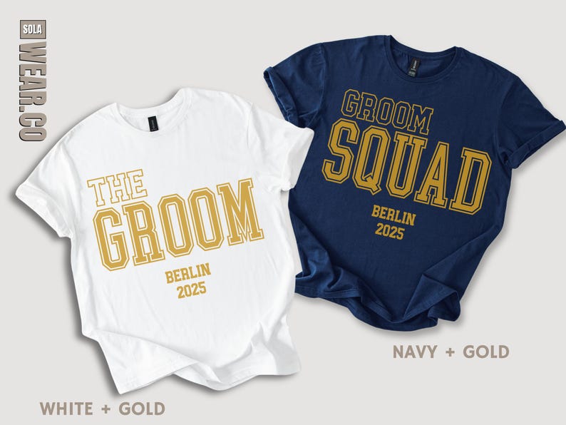 Peut inclure: Deux t-shirts avec un imprim&eacute; dor&eacute; sur fond blanc et bleu marine. Le t-shirt blanc dit "The Groom" avec "Berlin 2025" en dessous. Le t-shirt bleu marine dit "Groom Squad" avec "Berlin 2025" en dessous.