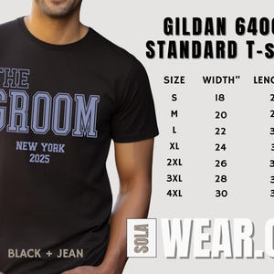 Peut inclure: T-shirt noir avec le texte "THE GROOM NEW YORK 2025" en lettres blanches et bleu clair. Tableau des tailles du t-shirt standard Gildan 64000 avec des mesures en pouces.