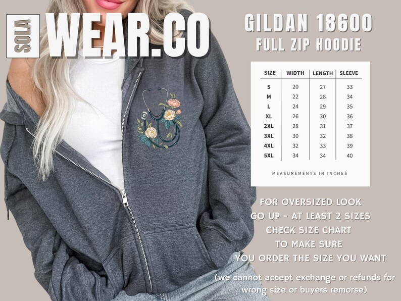 Pu&ograve; includere: Una felpa grigia con zip integrale con un design floreale e uno stetoscopio. La tabella delle taglie mostra le misure in pollici per le taglie S a 5XL. Il testo "FOR OVERSIZED LOOK GO UP - AT LEAST 2 SIZES CHECK SIZE CHART TO MAKE SURE YOU ORDER THE SIZE YOU WANT (we cannot accept exchange or refunds for wrong size or buyers remorse)" &egrave; stampato sotto la tabella delle taglie.
