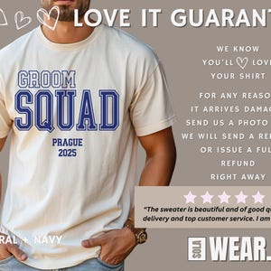 Peut inclure: Un t-shirt cr&egrave;me avec le texte "Groom Squad" en lettres bleues. Le t-shirt a &eacute;galement le texte "Prague 2025" en lettres bleues. Le t-shirt est port&eacute; par une personne. Le texte "LOVE IT GUARANTEE" est en haut de l'image. Le texte "WE KNOW YOU'LL LOVE YOUR SHIRT" est sous le texte de la garantie. Le texte "FOR ANY REASON IT ARRIVES DAMAGED, SEND US A PHOTO AND WE WILL SEND A REPRINT OR ISSUE A FULL REFUND RIGHT AWAY" est sous le texte du t-shirt. Le texte "NATURAL + NAVY" est en bas &agrave; gauche de l'image. Le texte "WEAR.CO" est en bas &agrave; droite de l'image.