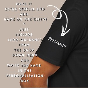 Peut inclure: T-shirt noir avec du texte blanc qui dit "Groom Squad" et une fl&egrave;che blanche pointant vers la manche o&ugrave; un nom peut &ecirc;tre ajout&eacute;. Le texte "Benjamin" est &eacute;crit sur la manche du t-shirt.