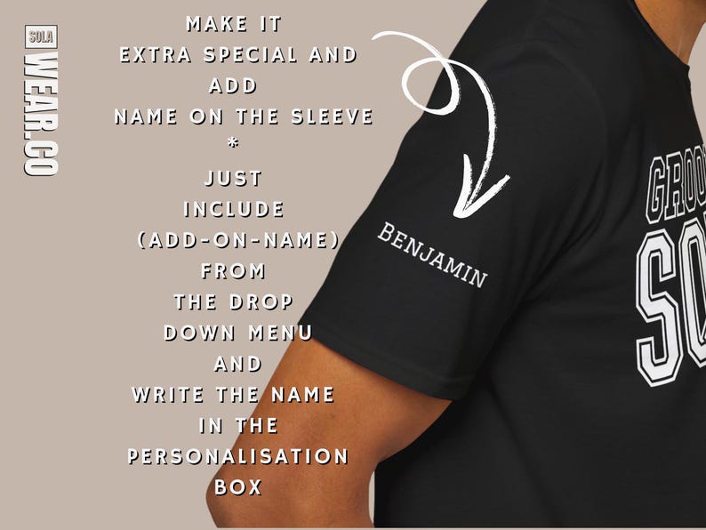 Peut inclure: T-shirt noir avec du texte blanc qui dit "Groom Squad" et une fl&egrave;che blanche pointant vers la manche o&ugrave; un nom peut &ecirc;tre ajout&eacute;. Le texte "Benjamin" est &eacute;crit sur la manche du t-shirt.