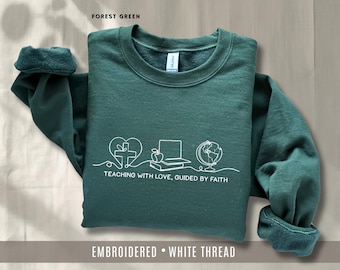 Sudadera "Enseñando con amor guiado por la fe" Regalo cristiano para maestros educadores Sudadera de cuello redondo para el aula con temática religiosa