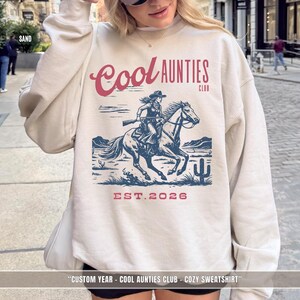 Auntie Club Sweatshirt Cool Aunt Gift Western Cowgirl Design Vintage Crewneck Women Pullover Custom Year Option Pregnancy Announcement Reveal Perfect Birthday Present Matching Family Photos Comfortable Casual Wear Retro Graphic Print