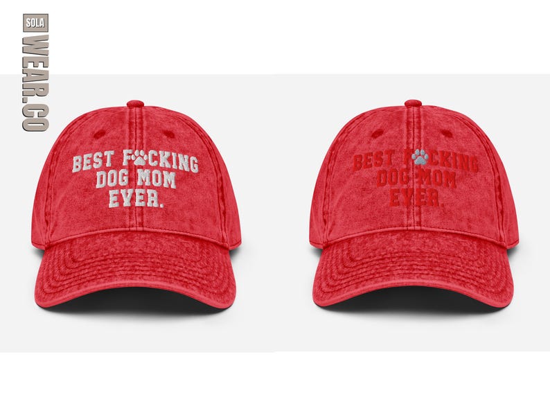 Peut inclure: Casquette de baseball en coton vintage rouge d&eacute;lav&eacute; avec le texte brod&eacute; en blanc "Best F*cking Dog Mom Ever." et une empreinte de patte.