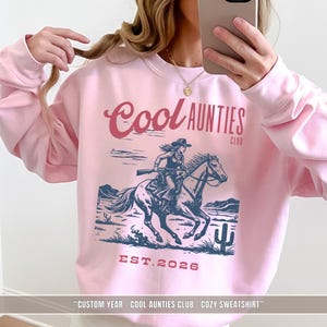 Comfortable Crewneck Pullover Cool Aunt Sweatshirt Western Cowgirl Design Custom Year Feature Auntie Club Gift Vintage Style Women Casual Wear Perfect Birthday Present Pregnancy Announcement Reveal Matching Family Photos Retro Graphic Print