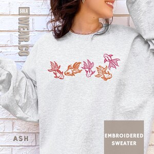 Embroidered Goldfish Sweatshirt Gift For Dad Aquarium Enthusiast Present Idea Fancy Fish Design Colorful Koi Aesthetic Clothing Fishkeeper Hobby Apparel Orange Red Pink Details Aquatic Themed Shirt Men Women Fish Tank Owner Casual Wear