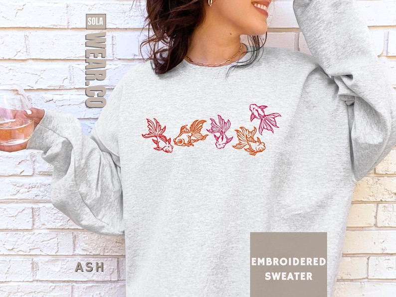 Embroidered Goldfish Sweatshirt Gift For Dad Aquarium Enthusiast Present Idea Fancy Fish Design Colorful Koi Aesthetic Clothing Fishkeeper Hobby Apparel Orange Red Pink Details Aquatic Themed Shirt Men Women Fish Tank Owner Casual Wear