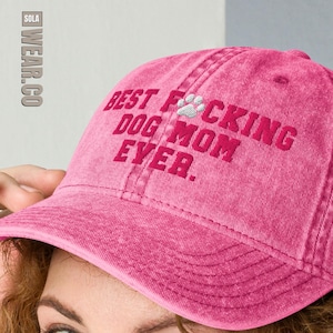 Peut inclure: Casquette de baseball rose avec le texte "Best Dog Mom Ever." brod&eacute; en rose avec une empreinte de patte blanche.