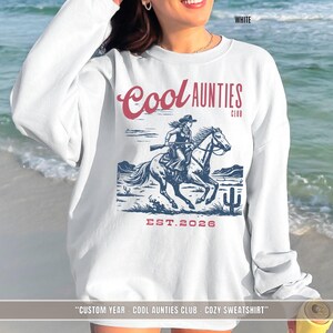 Perfect Aunt Gift Cool Auntie Club Sweatshirt Western Cowgirl Crewneck Design Birthday Present Women Pullover Custom Year Option Vintage Style Pregnancy Announcement Reveal Matching Family Photos Comfortable Casual Wear Retro Graphic Print
