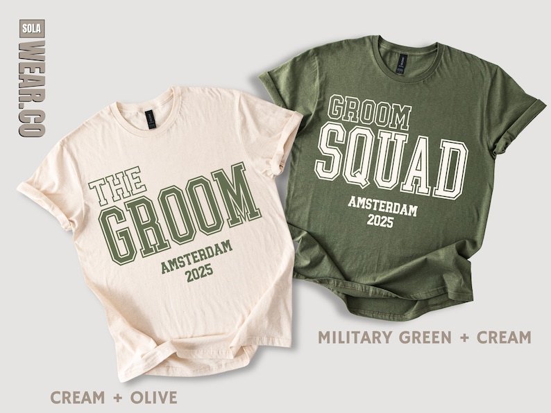Peut inclure: Deux t-shirts, l'un cr&egrave;me et l'autre vert olive, avec le texte "The Groom" et "Groom Squad" imprim&eacute; dessus. Les deux t-shirts ont le texte "Amsterdam 2025" imprim&eacute; sous le texte principal.
