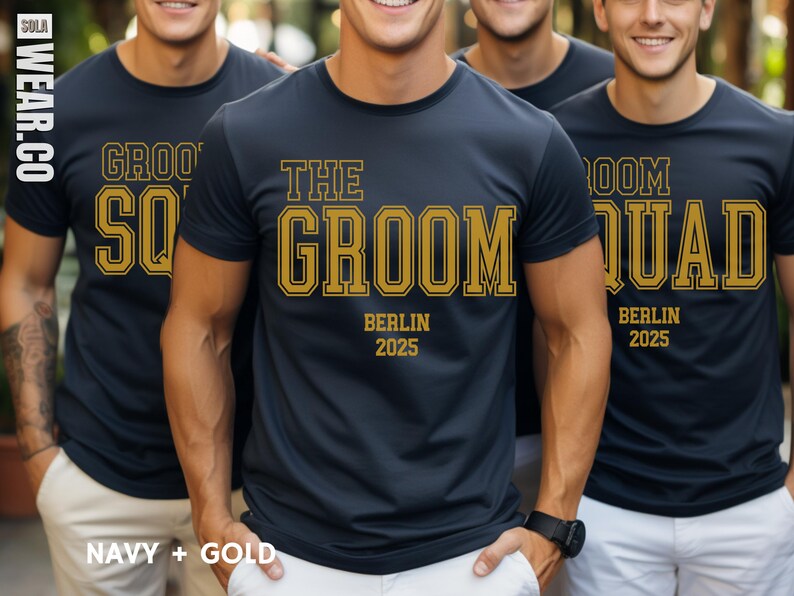 Peut inclure: Quatre t-shirts bleu marine avec des lettres dor&eacute;es. Les t-shirts disent "Groom Squad", "The Groom", "Groom Squad", et "Groom Squad". Les t-shirts ont &eacute;galement le texte "Berlin 2025" sur eux.