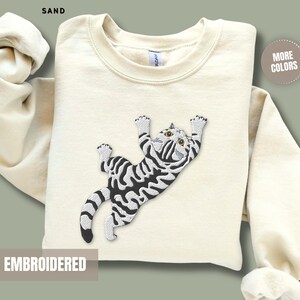 Grappige kattentrui met geborduurd design, grijze gestreepte kitten, klimmende kat, schattige dierenkleding, leuk cadeau-idee voor kattenliefhebbers. afbeelding 6