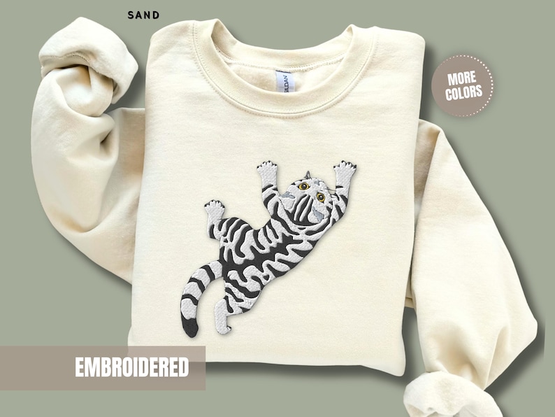Grappige kattentrui met geborduurd design, grijze gestreepte kitten, klimmende kat, schattige dierenkleding, leuk cadeau-idee voor kattenliefhebbers. afbeelding 6
