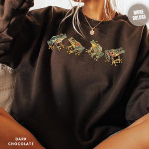 Frog Sweatshirt Gift Nature Lover Cottagecore Aesthetic Wildlife Crewneck Unisex Apparel Amphibian Fan Boho Style Cozy Comfort Layer Garden Enthusiast Birthday Present Casual Wear Perfect Gift Nature Theme Design Quirky Fashion Statement