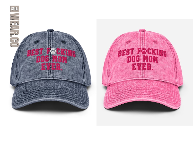 Peut inclure: Deux casquettes de baseball de style vintage avec le texte "Best F*cking Dog Mom Ever." Une casquette est en denim bleu et l'autre est rose.