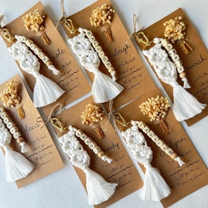 Handgefertigtes Makramee-Schlüsselbund Brautjungferngeschenk, benutzerdefinierter Makramee-Schlüsselring für die Hochzeitsfeier, Boho Bachelorette Favor, personalisiertes Brautduschengeschenk