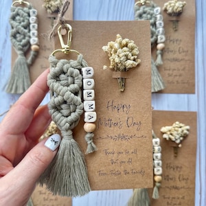 Gif fête des mères pour maman, porte-clés en macramé personnalisé avec nom, porte-clés bohème fait main avec fleurs séchées, cadeau pour la fête des mères